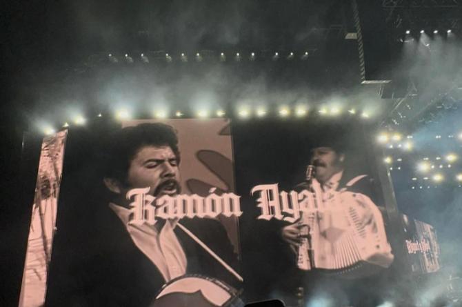 Proyectan imagen de Ramón Ayala en presentación de Peso Pluma, en Coachella
