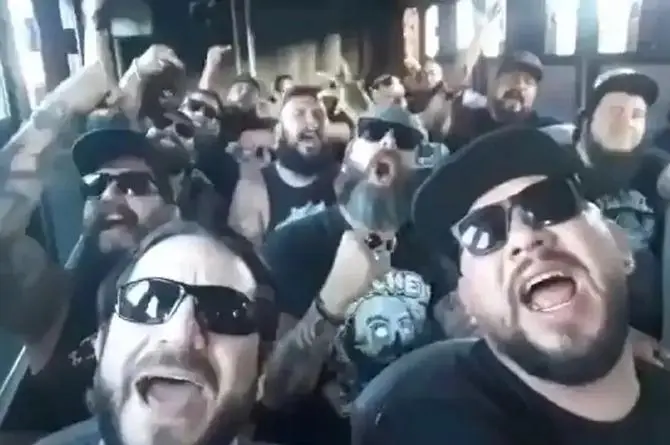Hombres rudos, tatuados y musculosos cantan 'Maldita Primavera' de Yuri (+video)