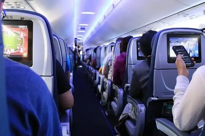 ¡Plátano dominico! Hombre desnudo obliga a un avión a regresar al aeropuerto