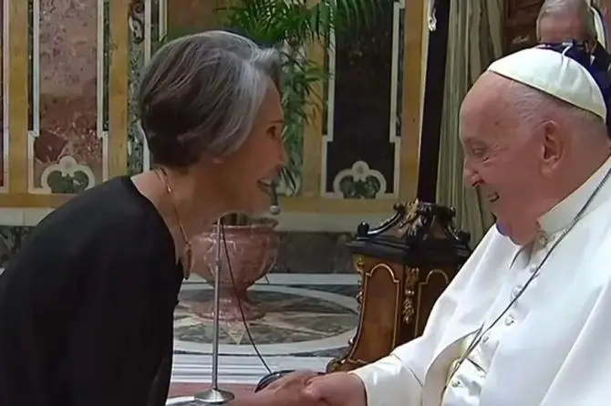 Papa Francisco recibe a comediantes del mundo, entre ellos Florinda Meza y Chumel Torres