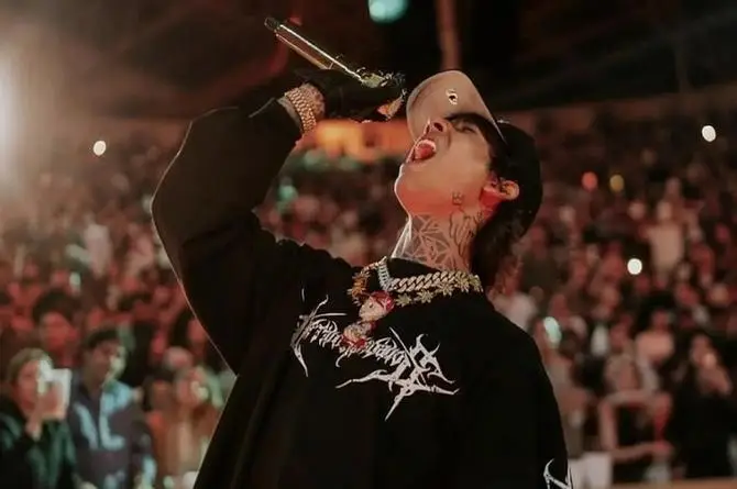 Multan a Natanael Cano por cantar narc0corrIdos en Chihuahua