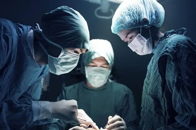 Vivía con el intestino en un glúteo y la pierna izquierda