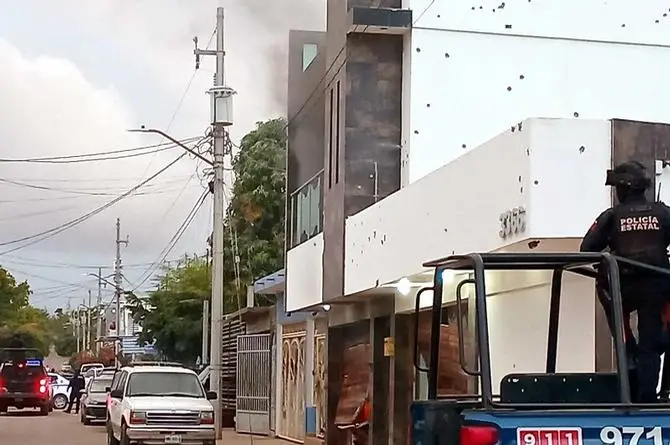 ¡Quedó como coladera! Balean e incendian casa de famoso youtuber mexicano (+fotos/video)