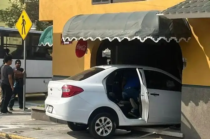 ¡Llevaba prisa! Se mete a la tienda de abarrotes ¡con todo y coche! en Boca del Río (+video)