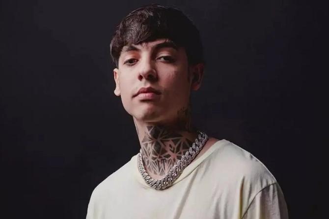 Critican a Natanael Cano por mencionar a un grupo delictivo en pleno show