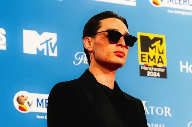 Nombran a Peso Pluma como el Compositor de música regional del año