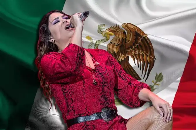 Yuridia defiende la Bandera de México en concierto en EU (+videos)