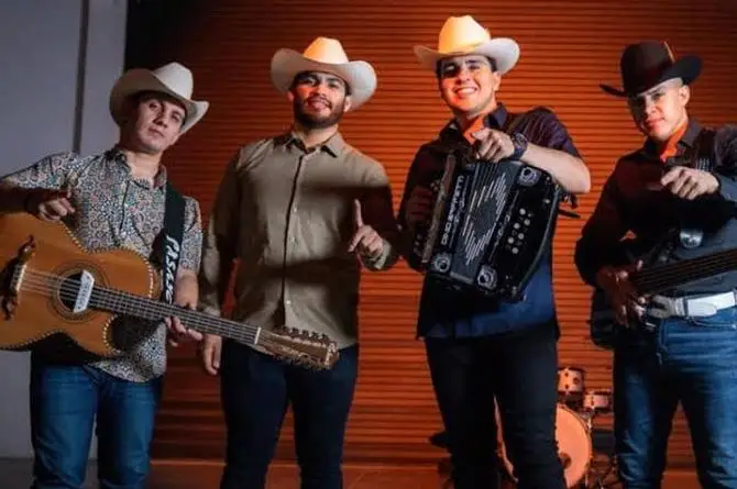 ¡ Viral!Marca Registrada sufre descuido y revelan playback en concierto ( video) 