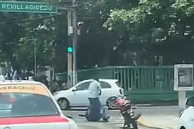 ¡Se dan con todo! Dos sujetos se agarran a golpes en el centro de Veracruz (+video)