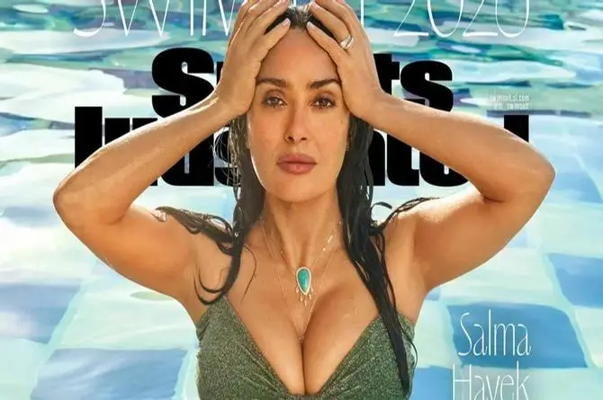 Salma Hayek luce espectacular bikini en portada de revista (+foto) 