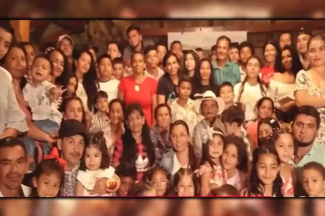 Hombre vive con 5 esposas y tiene medio centenar de hijos 