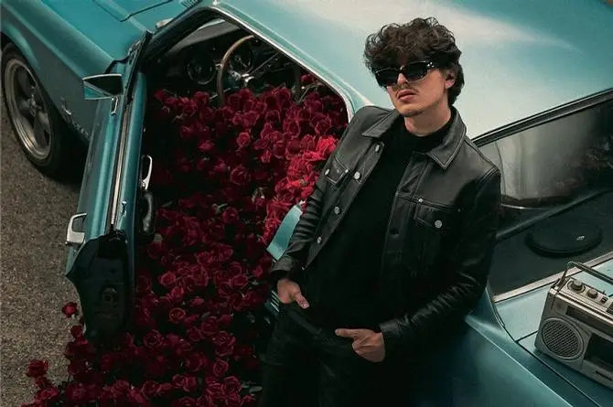 Gabito Balllestero al rescate del romanticismo con 'Ya No Se Llevan Serenatas' (+video)