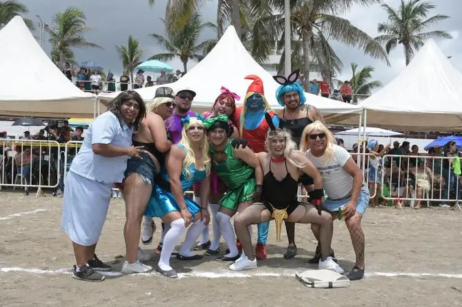 Este domingo béisbol chusco 'Solteras vs Casadas' del Carnaval de Veracruz