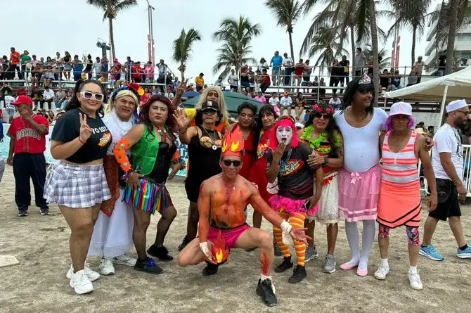 Divertido preludio de Carnaval con el partido chusco de béisbol 