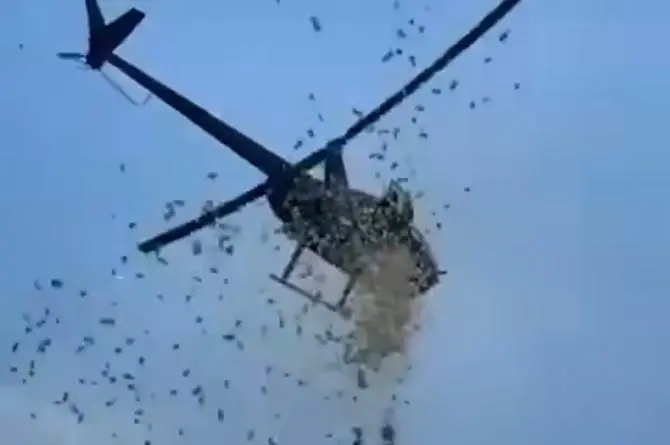 Avientan 100 mil pesos desde un helicóptero a la gente en la calle 