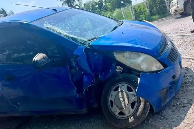 ¡Pánico! Se le para el carro en plena vía y es arrastrado por el tren, en Veracruz