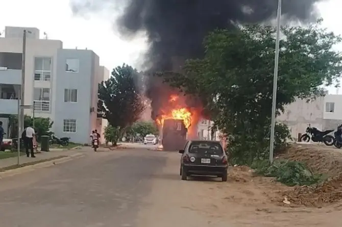 ¡Una chatarra menos! Se incendia camión urbano en fraccionamiento de Veracruz