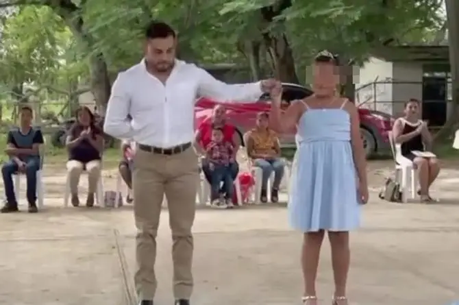 Conmueve maestro bailando el vals con su única alumna graduada (+video)