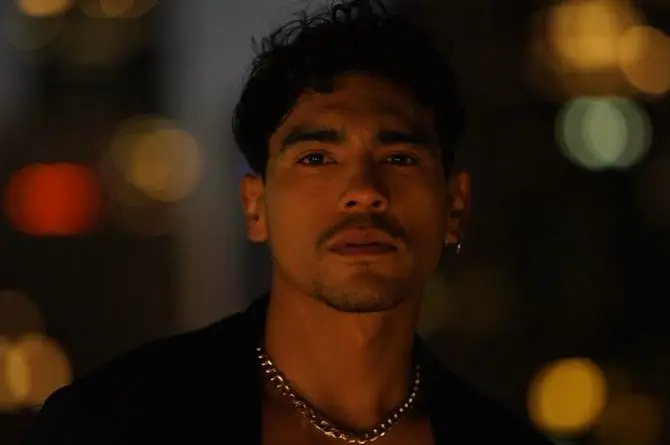 Stirbys: El artista queer que conquista corazones desde dos mundos