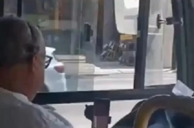 Captan a chofer de camión viendo videos XXX (+video)