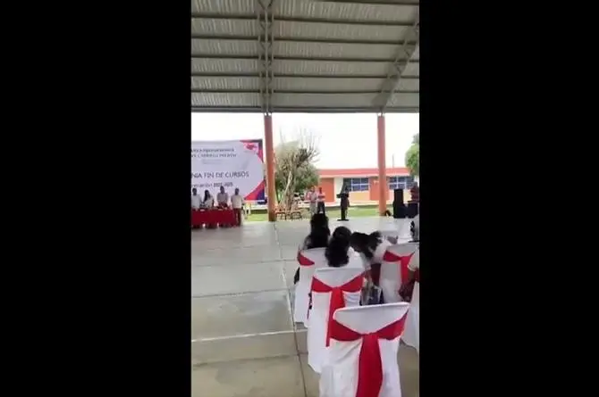 Alumna denuncia acoso s3xual de maestros en plena ceremonia de graduación (+video)