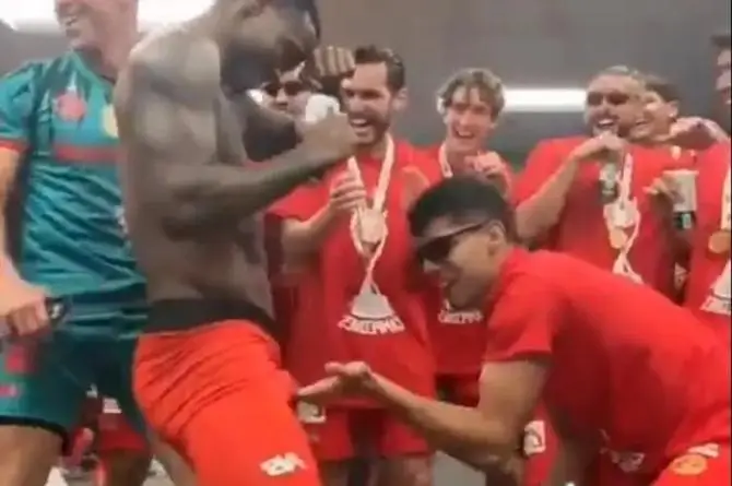 ¡Se tocaron sus cositas! Se puso raro el festejo del Toluca (+video)