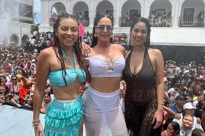 Chikibaby y La Morocha se bañan con Liz Vega (+fotos/video)