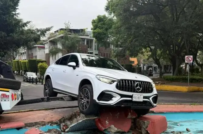 Se queda dormido y termina 'trepado' en una fuente (+video)