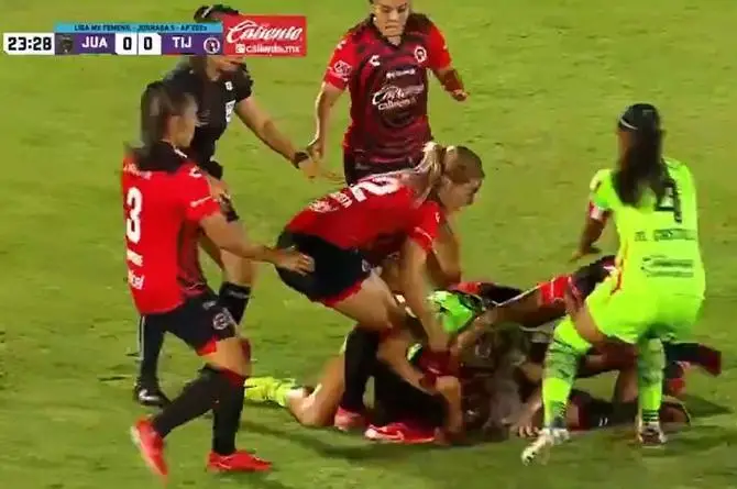 ¡Jaloneos de mechas! Juego de fútbol femenino termina en batalla campal (+video) 