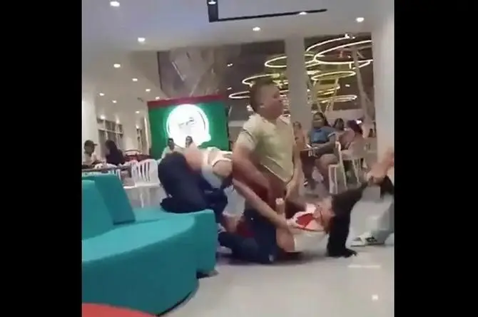 Encuentra a su esposo con la amante y le da tremenda arrastrada en plaza comercial (+video)