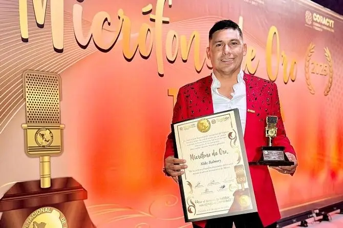 Mike Balmory recibe el Micrófono de Oro (+fotos)