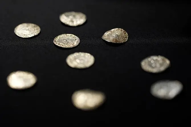 Un hombre encuentra unas monedas de oro mientras reparaba su cocina  