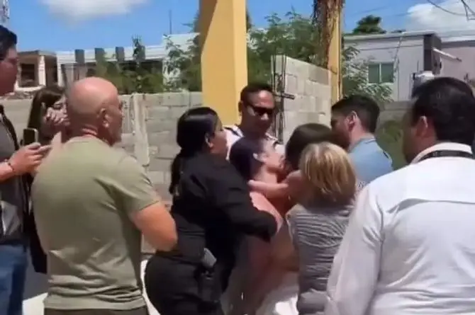 ¡Video viral! Arrebatan a una niña de los brazos de su madre (+video)