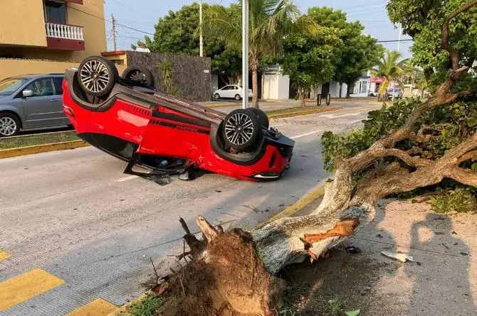 ¡De película! Impactante volcadura de auto deportivo en Veracruz 