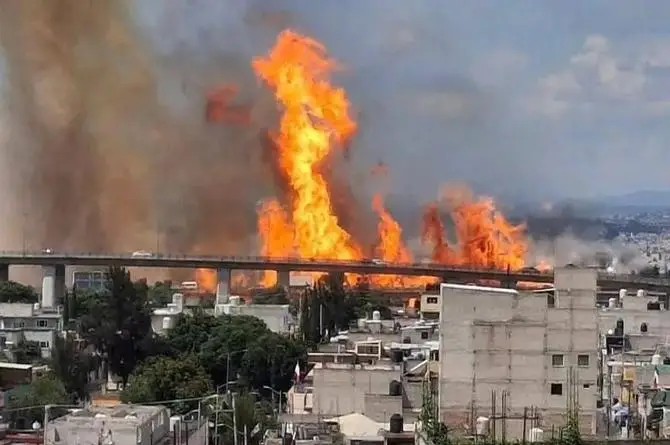 ¡Tragedia! Explota pipa en CDMX; hay muchos heridos, muertos y autos calcinados (+videos)