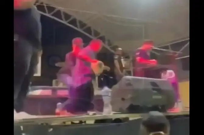 Grupo musical avienta a persona con discapacidad del escenario (+video)