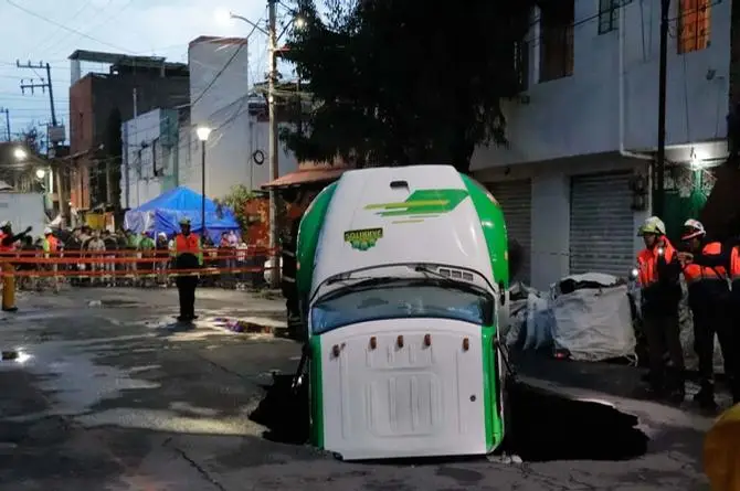 ¡De película! Socavón 'se traga' un camión de refrescos
