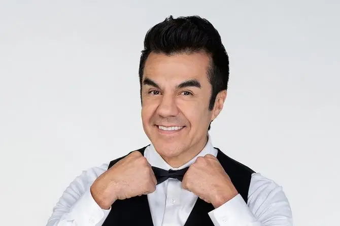 Adrián Uribe se equivoca y promociona programa de la competencia ¿Pedrito Sola2?