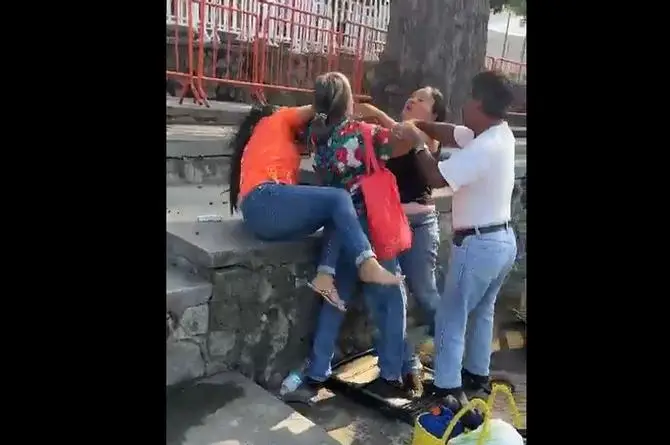 Jalones de greñas y piquetes de 'locu' por los lugares en la fila para concierto de Shakira (+video)