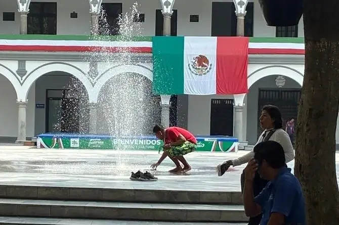 Hombre se baña y se pone a lavar su ropa ¡en la fuente del Zócalo de Veracruz!