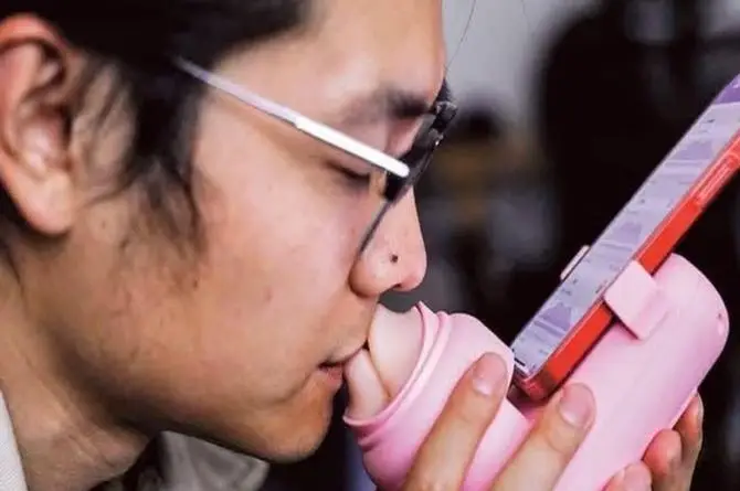 Estudiante chino crea dispositivo para dar besos a distancia