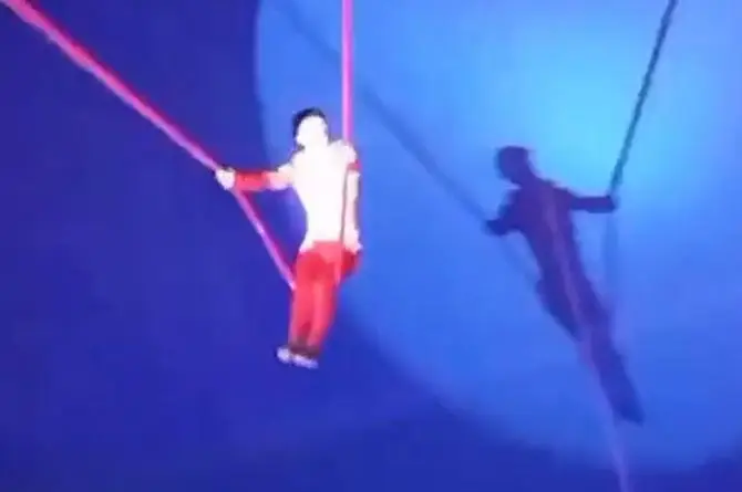 Trapecista cae al vacío en plena función ¡no había red de protección! (+video)