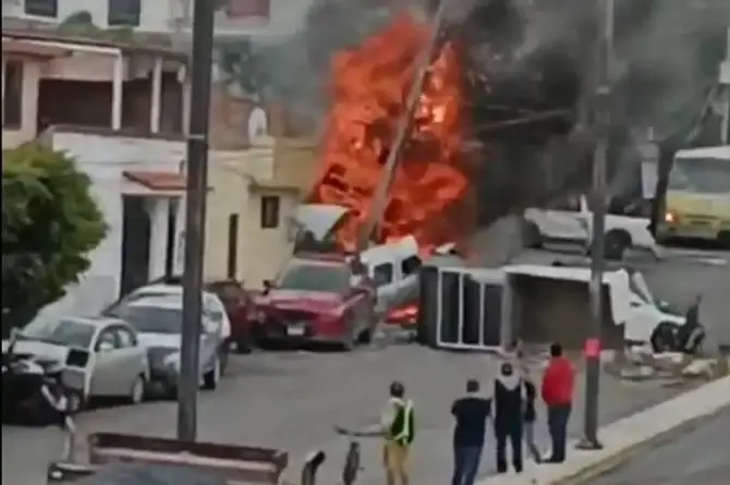 ¡Pa' su mecha! Se queda sin frenos, choca seis autos, se impacta contra casa y se incendia (+video)