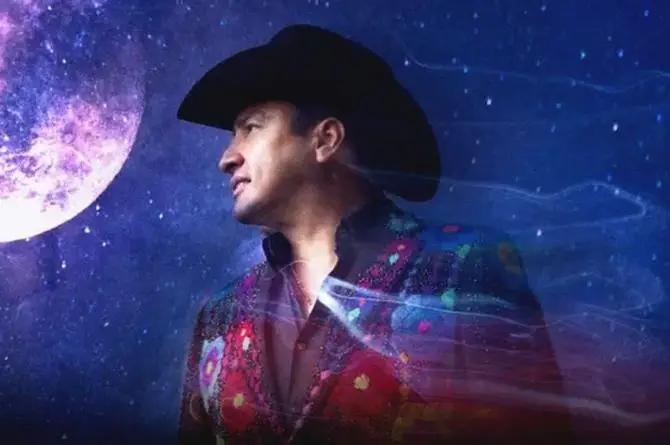 Julión Álvarez, feliz con el éxito de sus nuevas canciones 'Mi Decisión' y '7 Vidas'