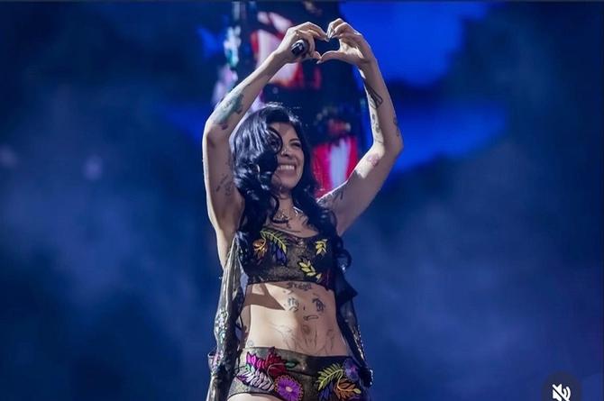 'No solo no recibo ayuda': Cazzu le responde a Nodal desde su concierto en CDMX (+video)