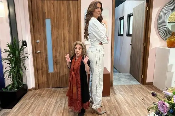 Cecilia Galliano tira a María Elena Saldaña ¿por accidente? (+video)