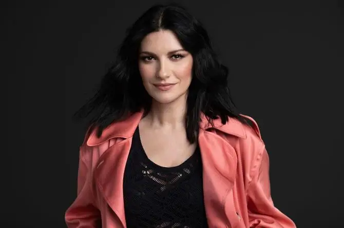 Laura Pausini se pone latina y grupera