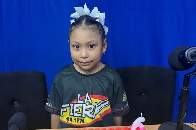 Niña celebra su cumpleaños en cabina de La Fiera 94.1 FM 