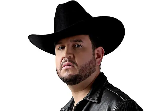 Multarán a Edén Muñoz por cantar corridos durante concierto ¿Dónde?