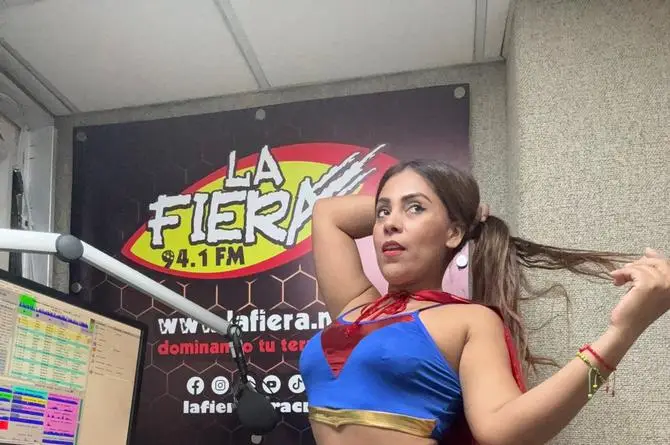 ¡Mamitaaaa! Una Superheroína llegó a cabina de LA FIERA